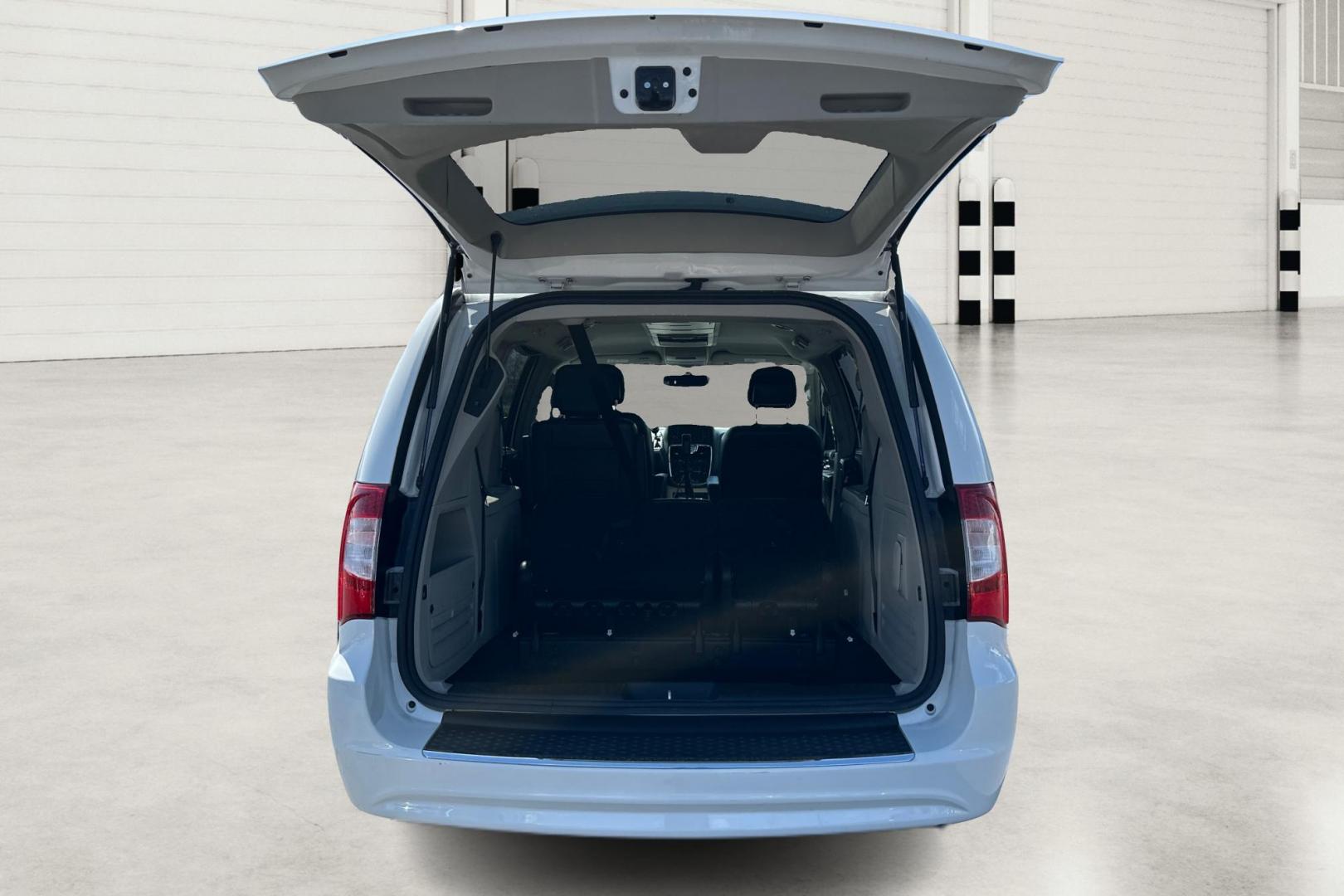 2013 White Chrysler Town and Country Touring (2C4RC1BG4DR) with an 3.6L V6 DOHC 24V engine, 6-Speed Automatic transmission, located at 7755 State Street, Midvale, UT, 84047, (801) 753-9063, 40.610329, -111.892159 - Photo#13