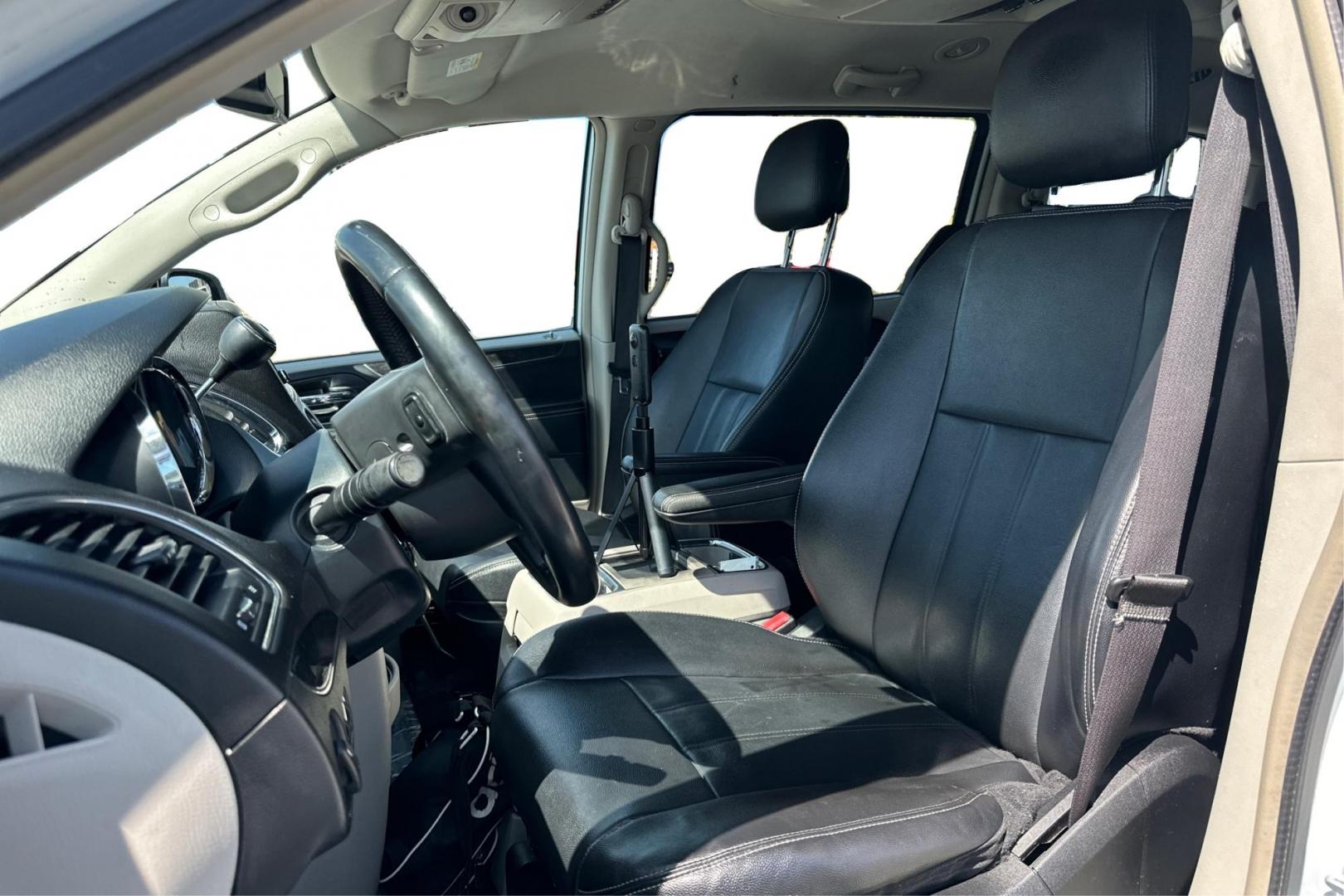 2013 White Chrysler Town and Country Touring (2C4RC1BG4DR) with an 3.6L V6 DOHC 24V engine, 6-Speed Automatic transmission, located at 7755 State Street, Midvale, UT, 84047, (801) 753-9063, 40.610329, -111.892159 - Photo#14