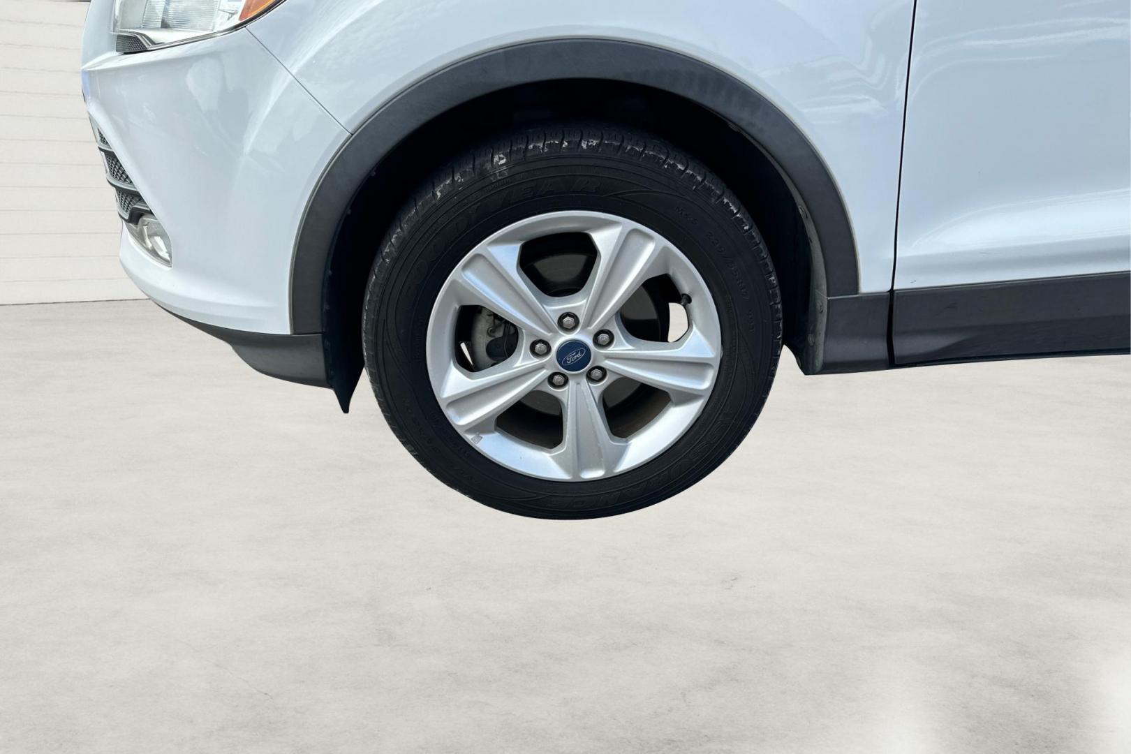 2013 White Ford Escape SE FWD (1FMCU0GX0DU) with an 1.6L L4 DOHC 16V engine, 6-Speed Automatic transmission, located at 7755 State Street, Midvale, UT, 84047, (801) 753-9063, 40.610329, -111.892159 - Photo#12