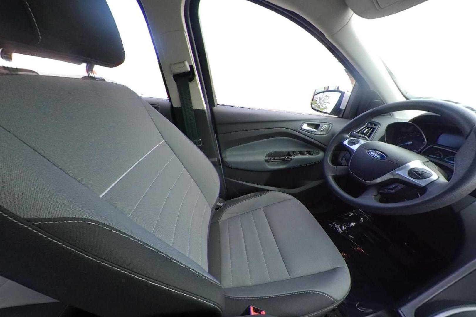 2013 White Ford Escape SE FWD (1FMCU0GX0DU) with an 1.6L L4 DOHC 16V engine, 6-Speed Automatic transmission, located at 7755 State Street, Midvale, UT, 84047, (801) 753-9063, 40.610329, -111.892159 - Photo#17