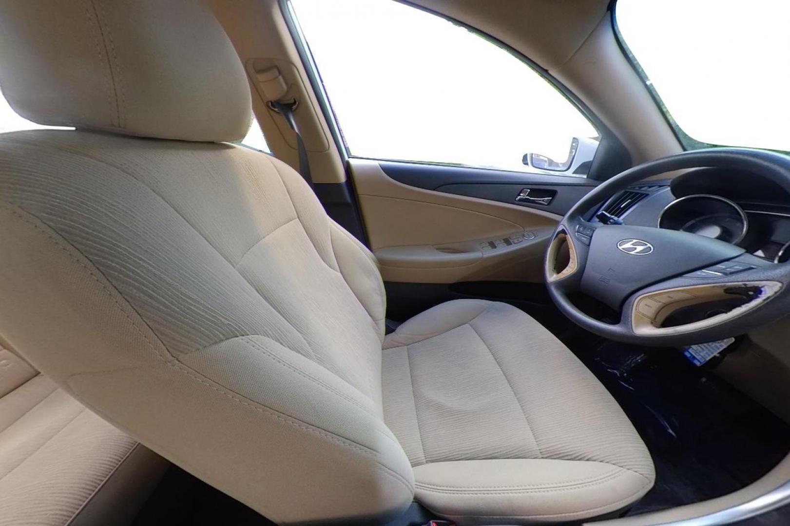2013 White Hyundai Sonata GLS (5NPEB4AC4DH) with an 2.4L L4 DOHC 16V engine, 6-Speed Automatic transmission, located at 7755 State Street, Midvale, UT, 84047, (801) 753-9063, 40.610329, -111.892159 - Photo#17