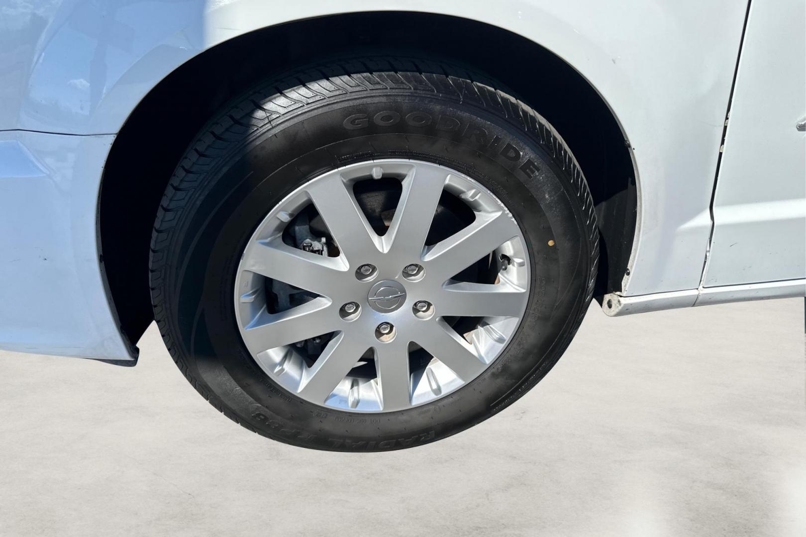 2015 White Chrysler Town and Country Touring (2C4RC1BG3FR) with an 3.6L V6 DOHC 24V engine, 6-Speed Automatic transmission, located at 7755 State Street, Midvale, UT, 84047, (801) 753-9063, 40.610329, -111.892159 - Photo#12