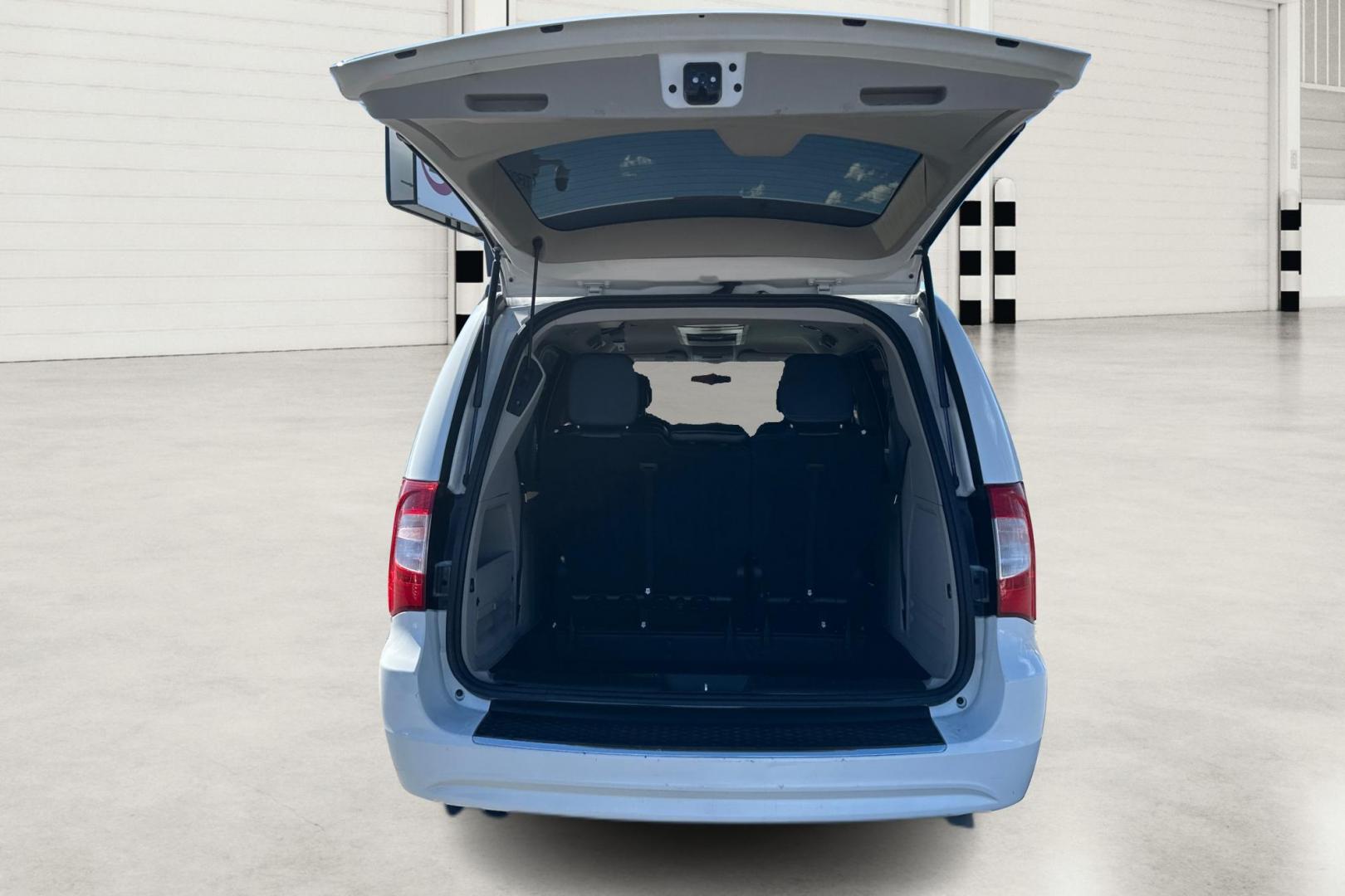 2015 White Chrysler Town and Country Touring (2C4RC1BG3FR) with an 3.6L V6 DOHC 24V engine, 6-Speed Automatic transmission, located at 7755 State Street, Midvale, UT, 84047, (801) 753-9063, 40.610329, -111.892159 - Photo#13