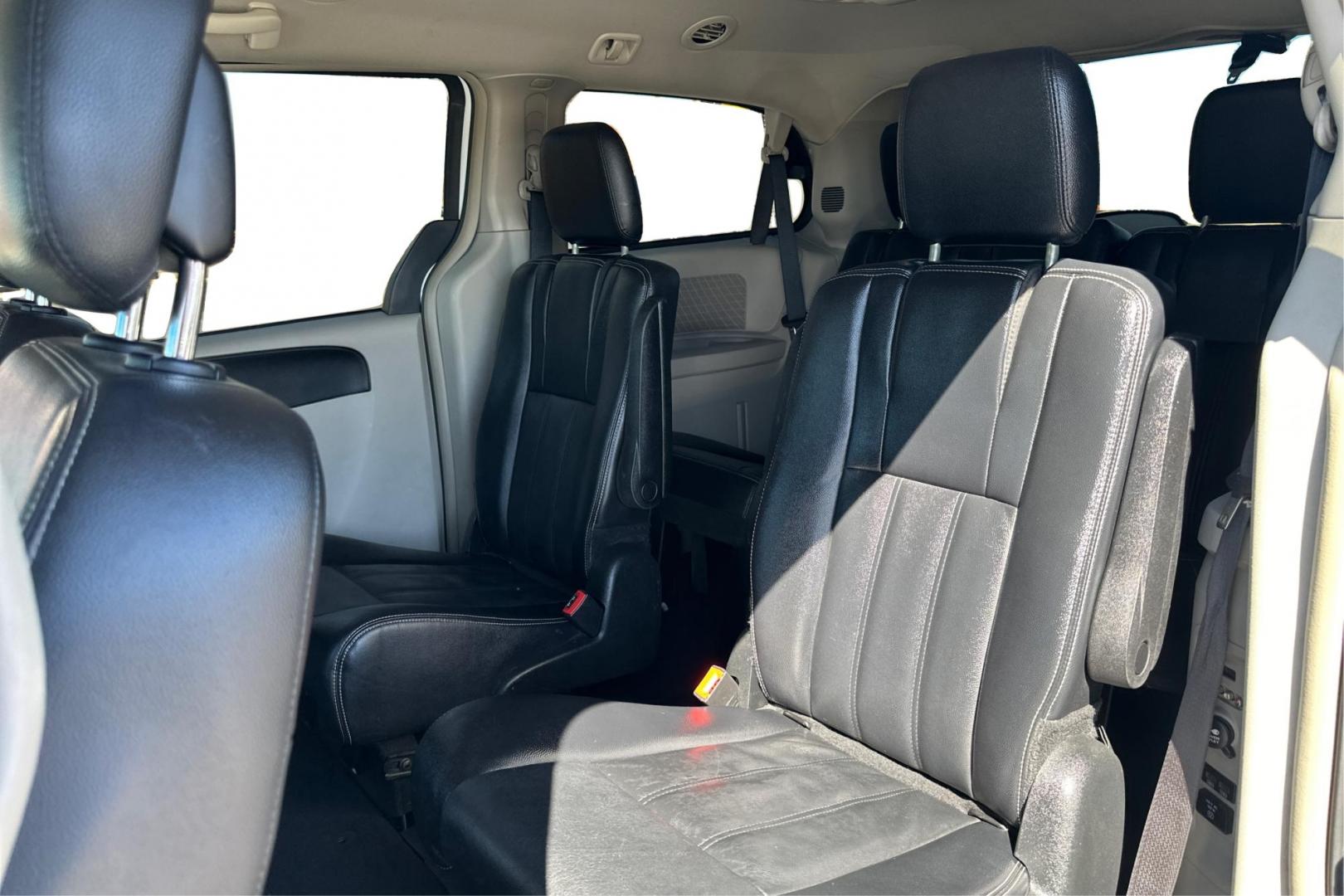 2015 White Chrysler Town and Country Touring (2C4RC1BG3FR) with an 3.6L V6 DOHC 24V engine, 6-Speed Automatic transmission, located at 7755 State Street, Midvale, UT, 84047, (801) 753-9063, 40.610329, -111.892159 - Photo#14