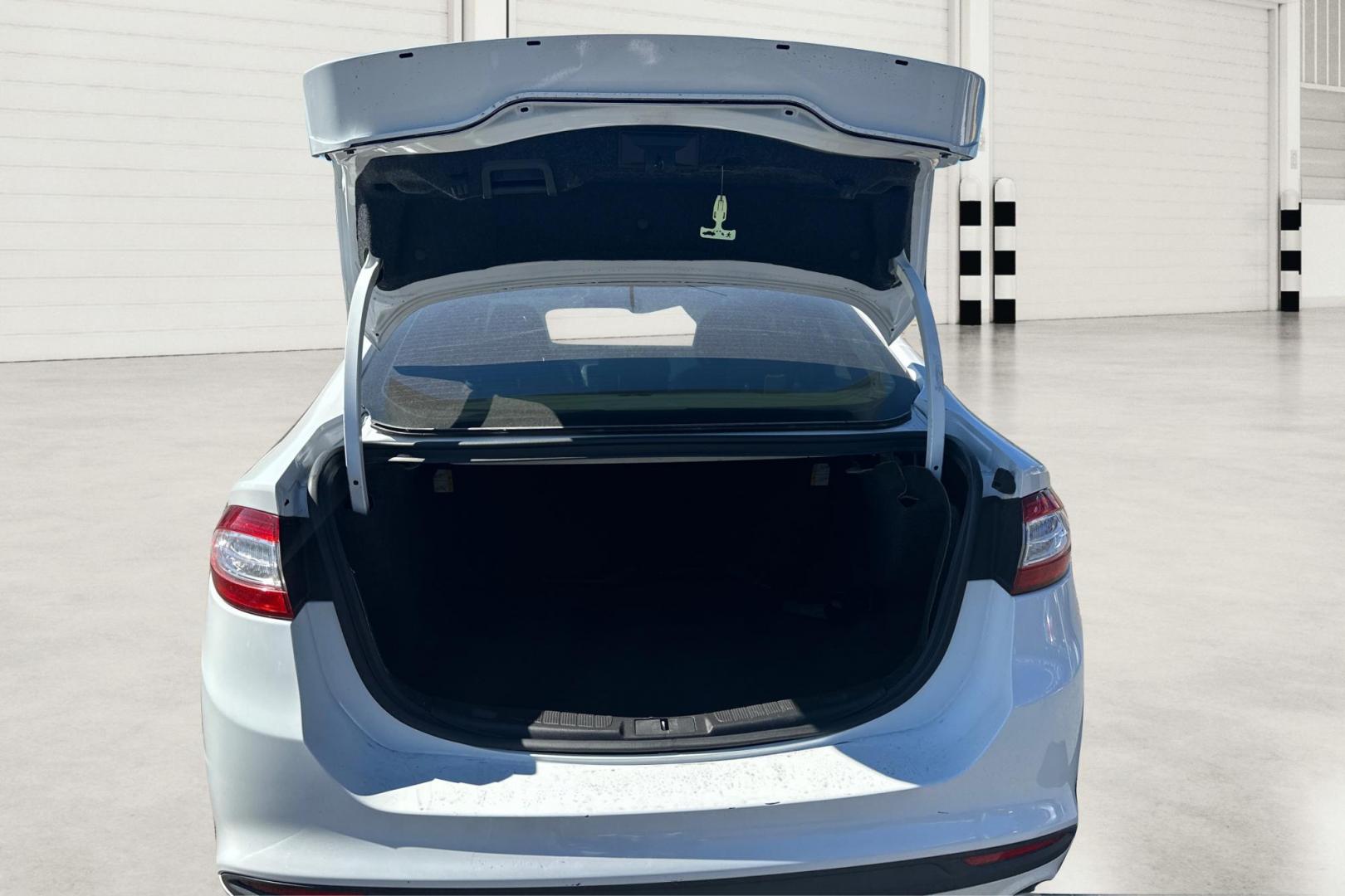 2015 White Ford Fusion SE (3FA6P0H71FR) with an 2.5L L4 DOHC 16V engine, Auto, 6-Spd w/SelShft transmission, located at 7755 State Street, Midvale, UT, 84047, (801) 753-9063, 40.610329, -111.892159 - Photo#13