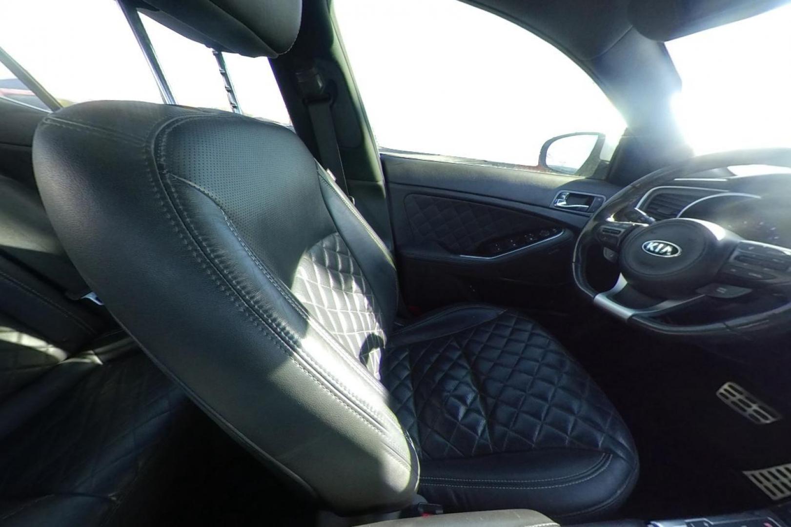2015 White Kia Optima SX Turbo (5XXGR4A68FG) with an 2.0L L4 DOHC 16V TURBO engine, 6-Speed Automatic transmission - Photo#19