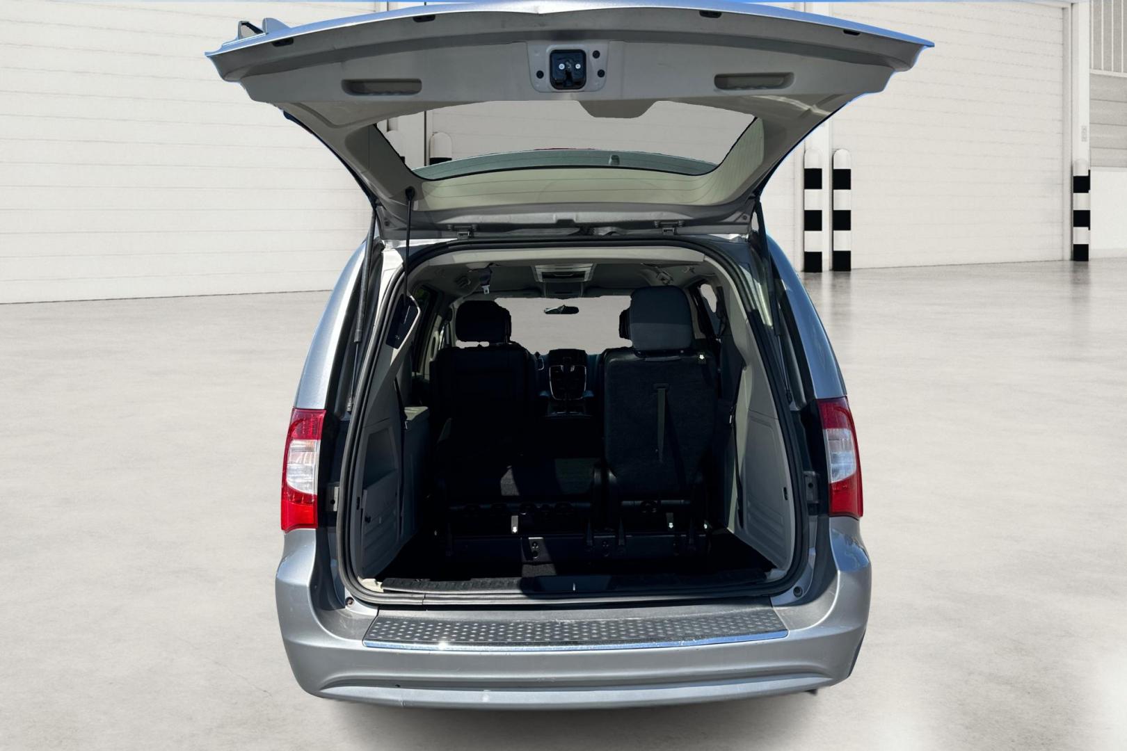 2016 Silver Chrysler Town and Country Touring (2C4RC1BG8GR) with an 3.6L V6 DOHC 24V engine, 6A transmission, located at 7755 State Street, Midvale, UT, 84047, (801) 753-9063, 40.610329, -111.892159 - Photo#13