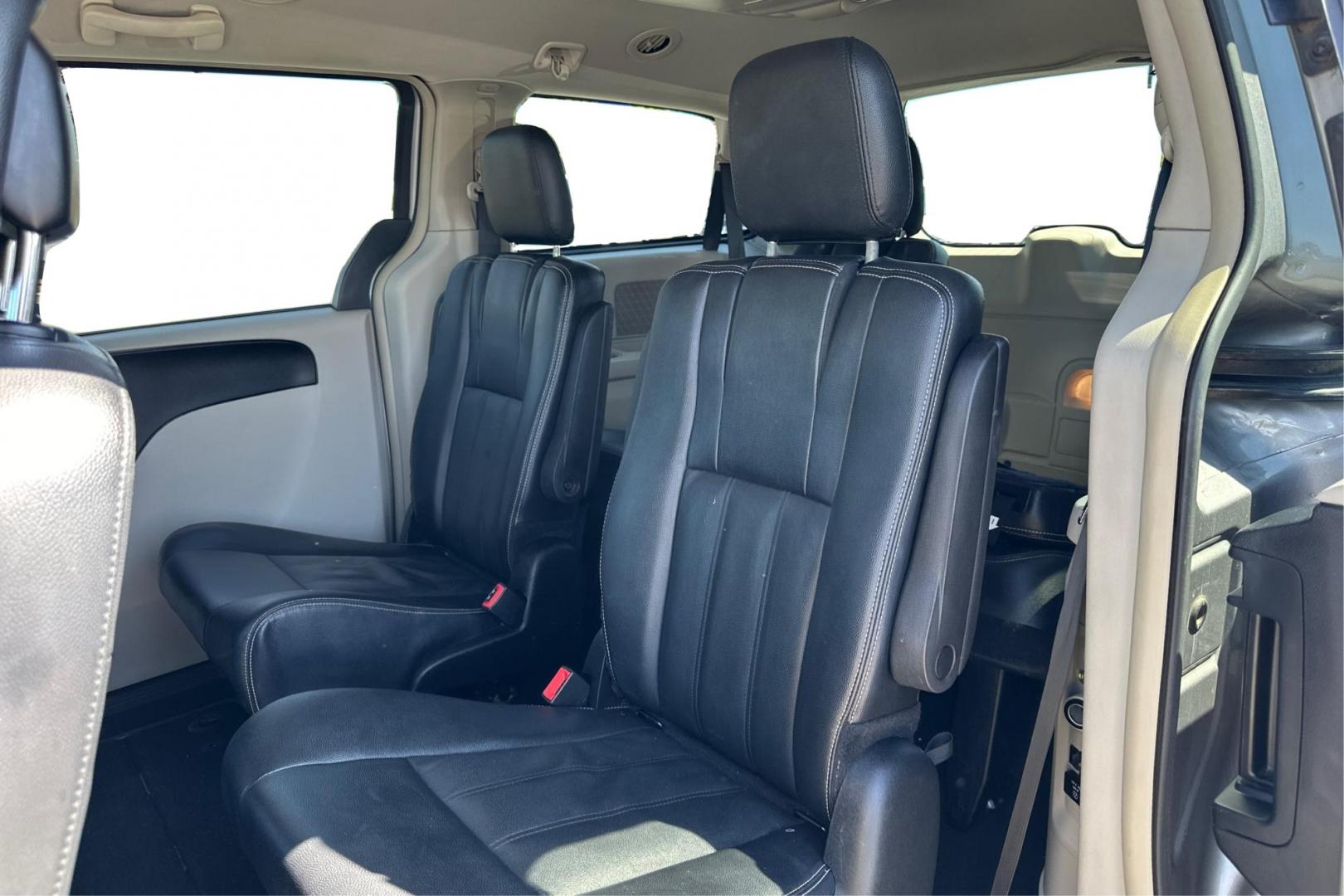 2016 Silver Chrysler Town and Country Touring (2C4RC1BG8GR) with an 3.6L V6 DOHC 24V engine, 6A transmission, located at 7755 State Street, Midvale, UT, 84047, (801) 753-9063, 40.610329, -111.892159 - Photo#15