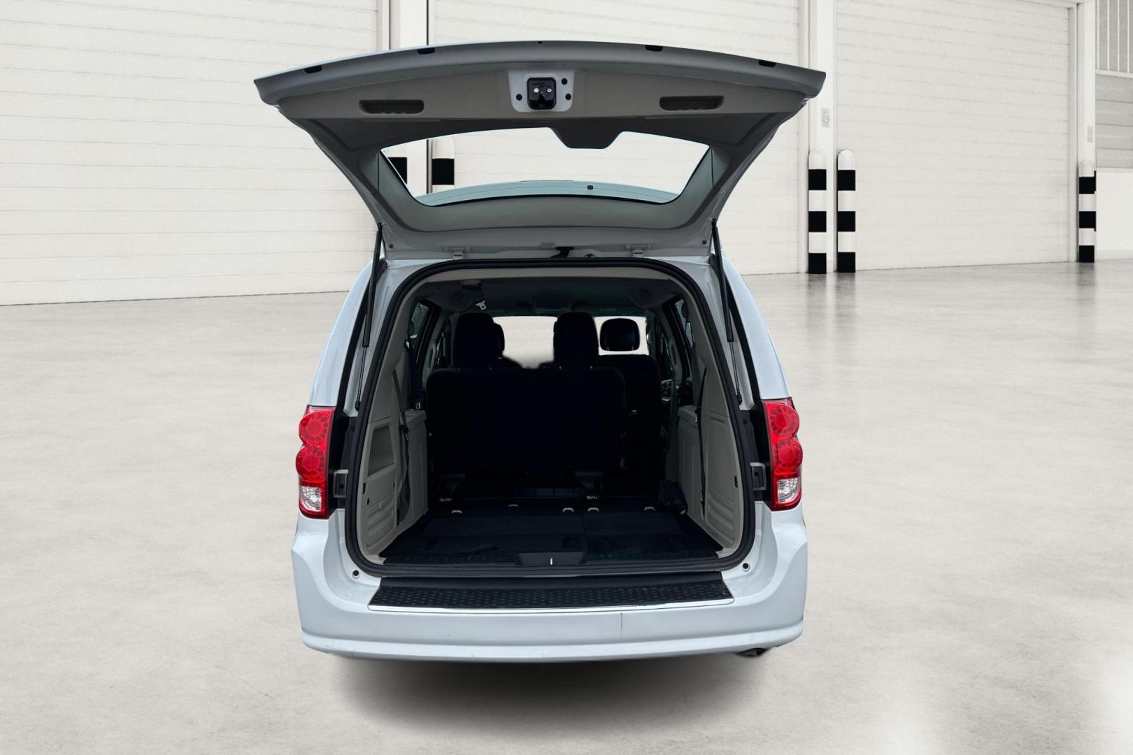 2016 White Dodge Grand Caravan SE (2C4RDGBGXGR) with an 3.6L V6 DOHC 24V engine, 6A transmission, located at 767 S State Road, Pleasant Grove, UT, 84062, (801) 785-1058, 40.354839, -111.736687 - Photo#13