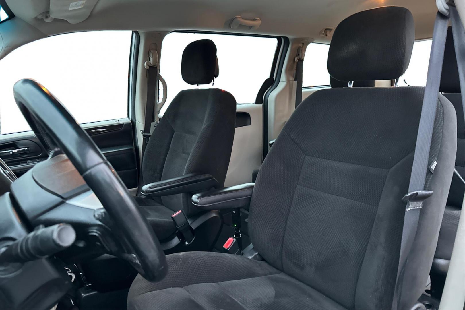 2016 White Dodge Grand Caravan SE (2C4RDGBGXGR) with an 3.6L V6 DOHC 24V engine, 6A transmission, located at 767 S State Road, Pleasant Grove, UT, 84062, (801) 785-1058, 40.354839, -111.736687 - Photo#14