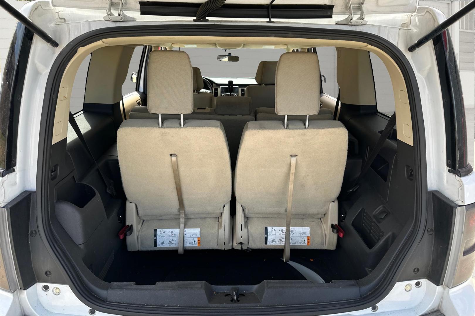 2016 White Ford Flex SE FWD (2FMGK5B82GB) with an 3.5L V6 DOHC 24V engine, 6A transmission, located at 767 S State Road, Pleasant Grove, UT, 84062, (801) 785-1058, 40.354839, -111.736687 - Photo#13