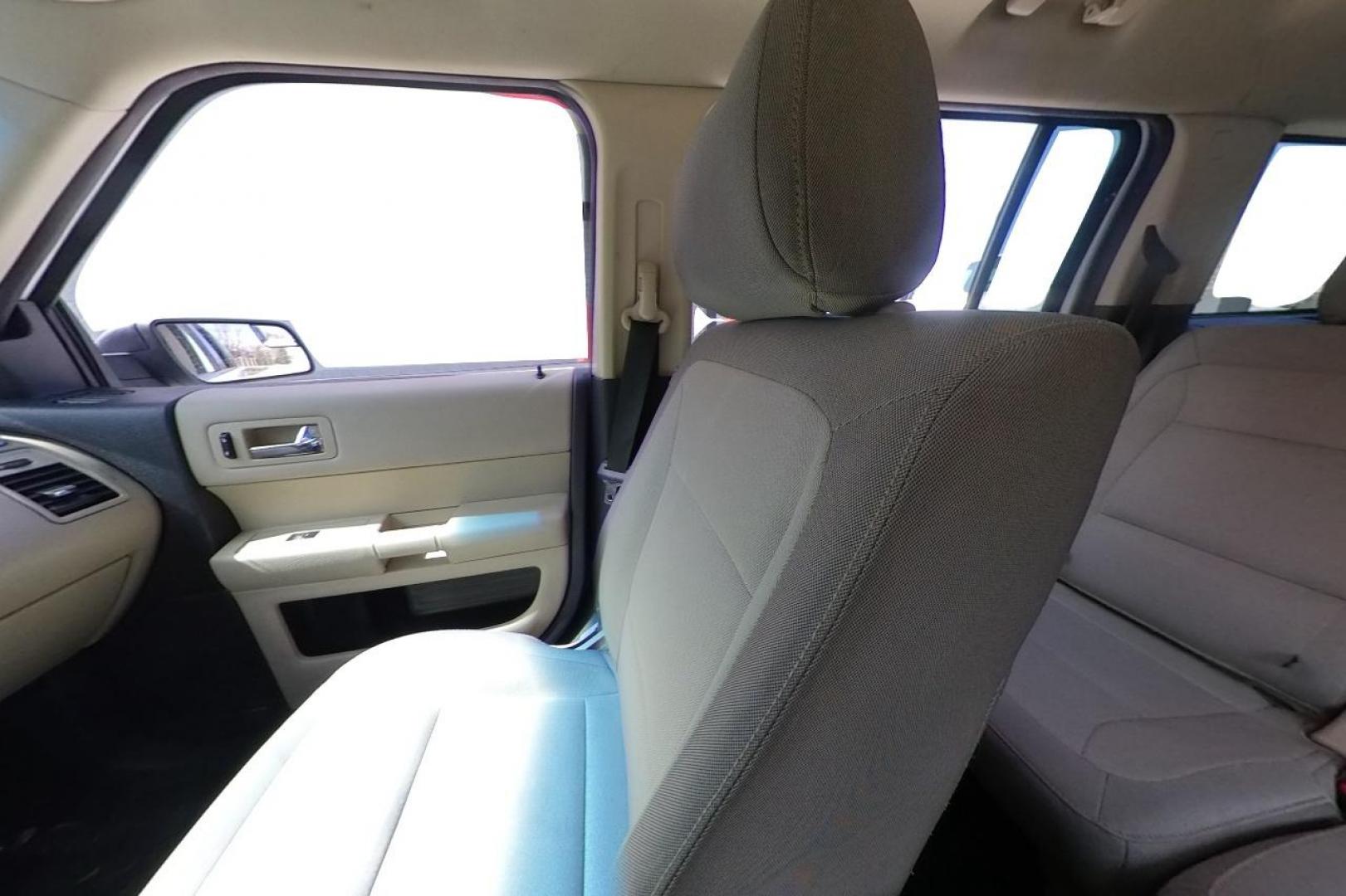 2016 White Ford Flex SE FWD (2FMGK5B82GB) with an 3.5L V6 DOHC 24V engine, 6A transmission, located at 767 S State Road, Pleasant Grove, UT, 84062, (801) 785-1058, 40.354839, -111.736687 - Photo#16