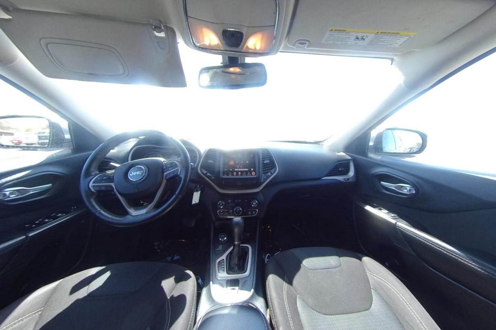 2016 Silver Jeep Cherokee Latitude 4WD (1C4PJMCS6GW) with an 3.2L V6 DOHC 24V engine, 9-Speed Automatic transmission, located at 767 S State Road, Pleasant Grove, UT, 84062, (801) 785-1058, 40.354839, -111.736687 - Photo#16