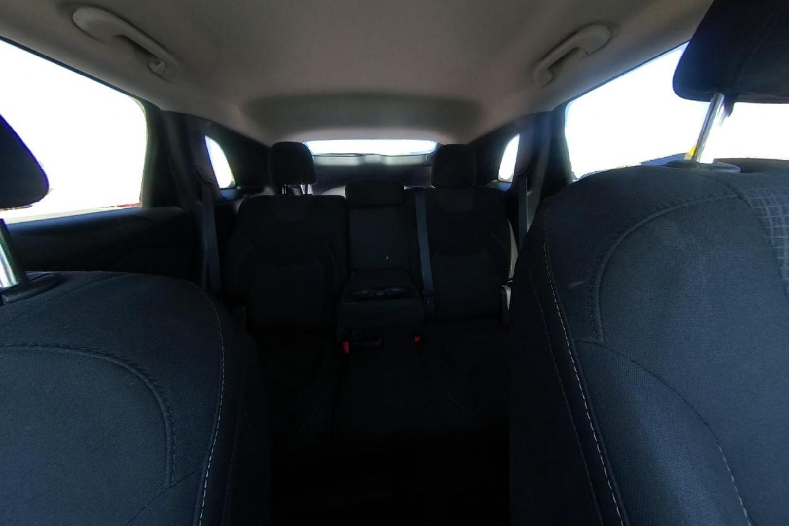 2016 Silver Jeep Cherokee Latitude 4WD (1C4PJMCS6GW) with an 3.2L V6 DOHC 24V engine, 9-Speed Automatic transmission, located at 767 S State Road, Pleasant Grove, UT, 84062, (801) 785-1058, 40.354839, -111.736687 - Photo#18