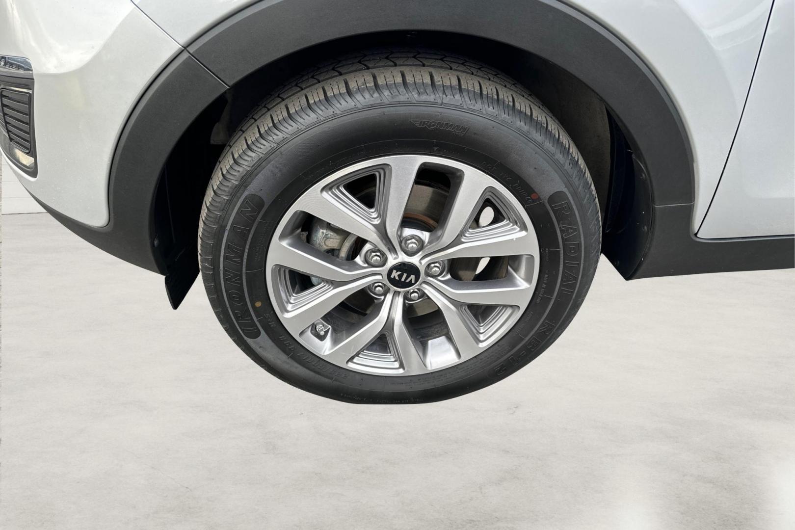 2016 Silver Kia Sportage LX AWD (KNDPBCAC1G7) with an 2.4L V6 DOHC 24V engine, 6-Speed Automatic transmission, located at 7755 State Street, Midvale, UT, 84047, (801) 753-9063, 40.610329, -111.892159 - Photo#12