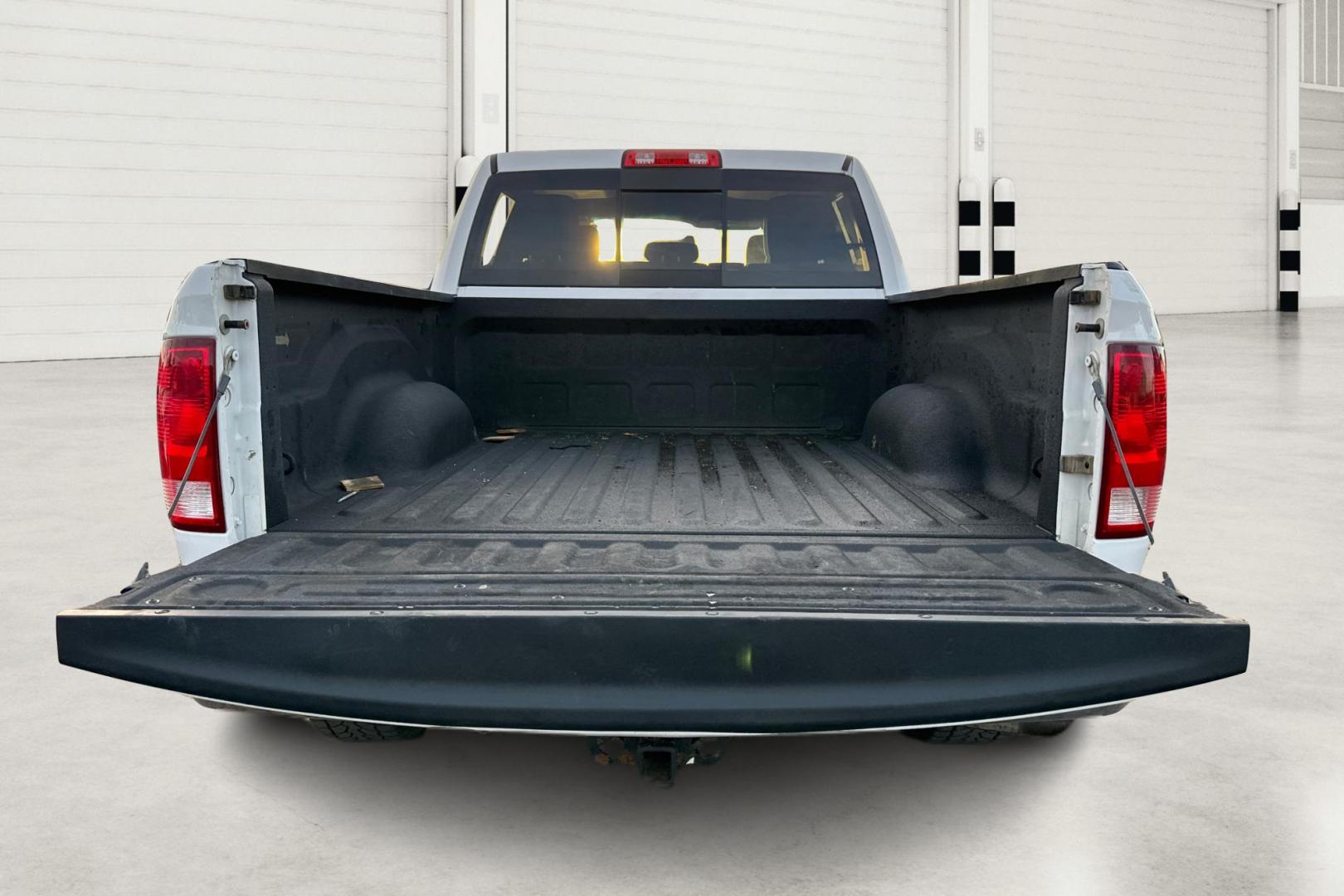 2016 White RAM 1500 SLT Crew Cab SWB 4WD (1C6RR7LG3GS) with an 3.6L V6 DOHC 24V FFV engine, 6A transmission, located at 767 S State Road, Pleasant Grove, UT, 84062, (801) 785-1058, 40.354839, -111.736687 - Photo#10