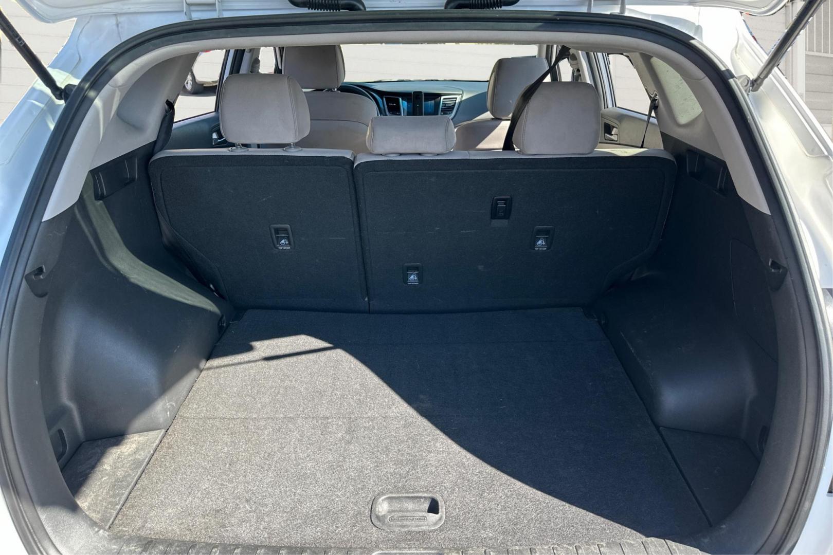 2018 White Hyundai Tucson SE (KM8J33A46JU) with an 2.0L L4 DOHC 16V engine, 6A transmission, located at 7755 State Street, Midvale, UT, 84047, (801) 753-9063, 40.610329, -111.892159 - Photo#13