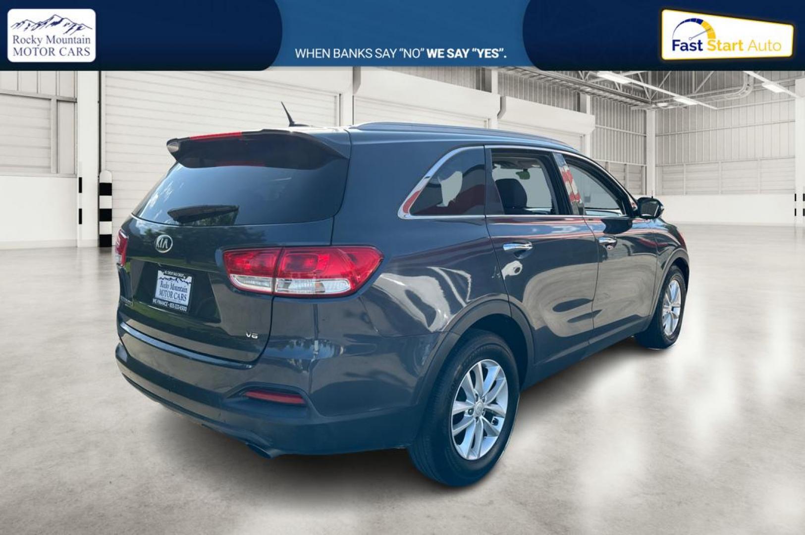 2018 Gray Kia Sorento LX V6 2WD (5XYPG4A53JG) with an 3.3L V6 DOHC 24V engine, 6A transmission, located at 7755 State Street, Midvale, UT, 84047, (801) 753-9063, 40.610329, -111.892159 - Photo#2