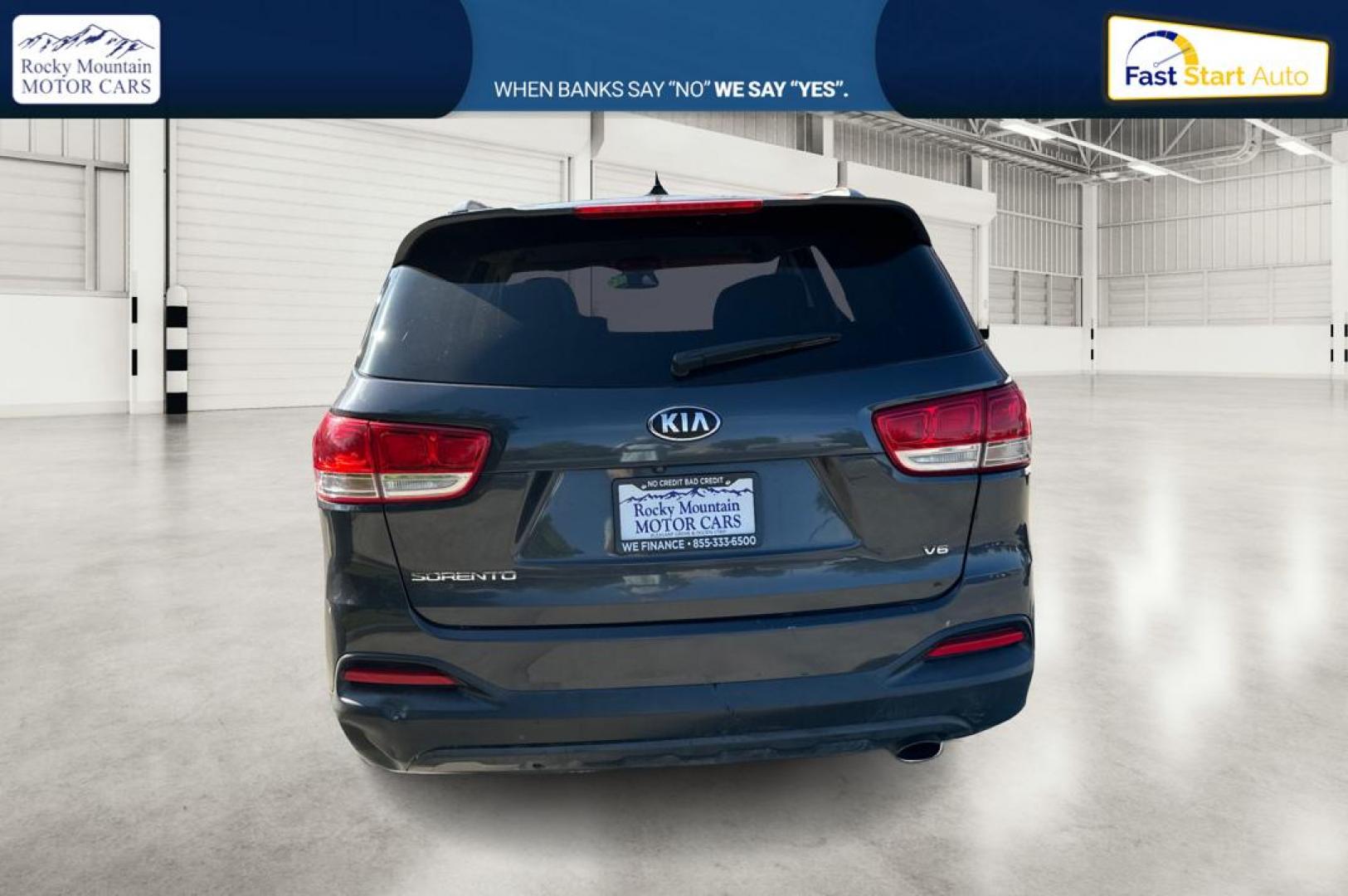2018 Gray Kia Sorento LX V6 2WD (5XYPG4A53JG) with an 3.3L V6 DOHC 24V engine, 6A transmission, located at 7755 State Street, Midvale, UT, 84047, (801) 753-9063, 40.610329, -111.892159 - Photo#4