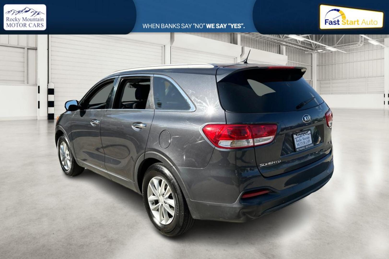 2018 Gray Kia Sorento LX V6 2WD (5XYPG4A53JG) with an 3.3L V6 DOHC 24V engine, 6A transmission, located at 7755 State Street, Midvale, UT, 84047, (801) 753-9063, 40.610329, -111.892159 - Photo#5