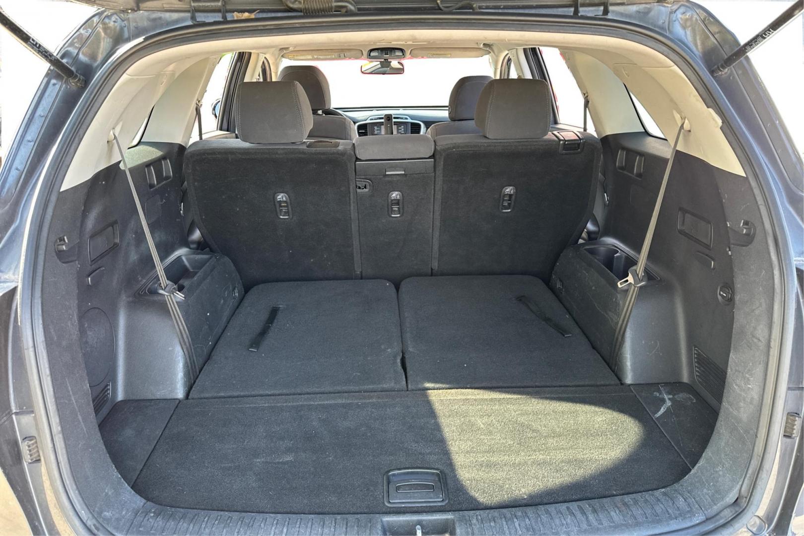 2018 Gray Kia Sorento LX V6 2WD (5XYPG4A53JG) with an 3.3L V6 DOHC 24V engine, 6A transmission, located at 7755 State Street, Midvale, UT, 84047, (801) 753-9063, 40.610329, -111.892159 - Photo#14